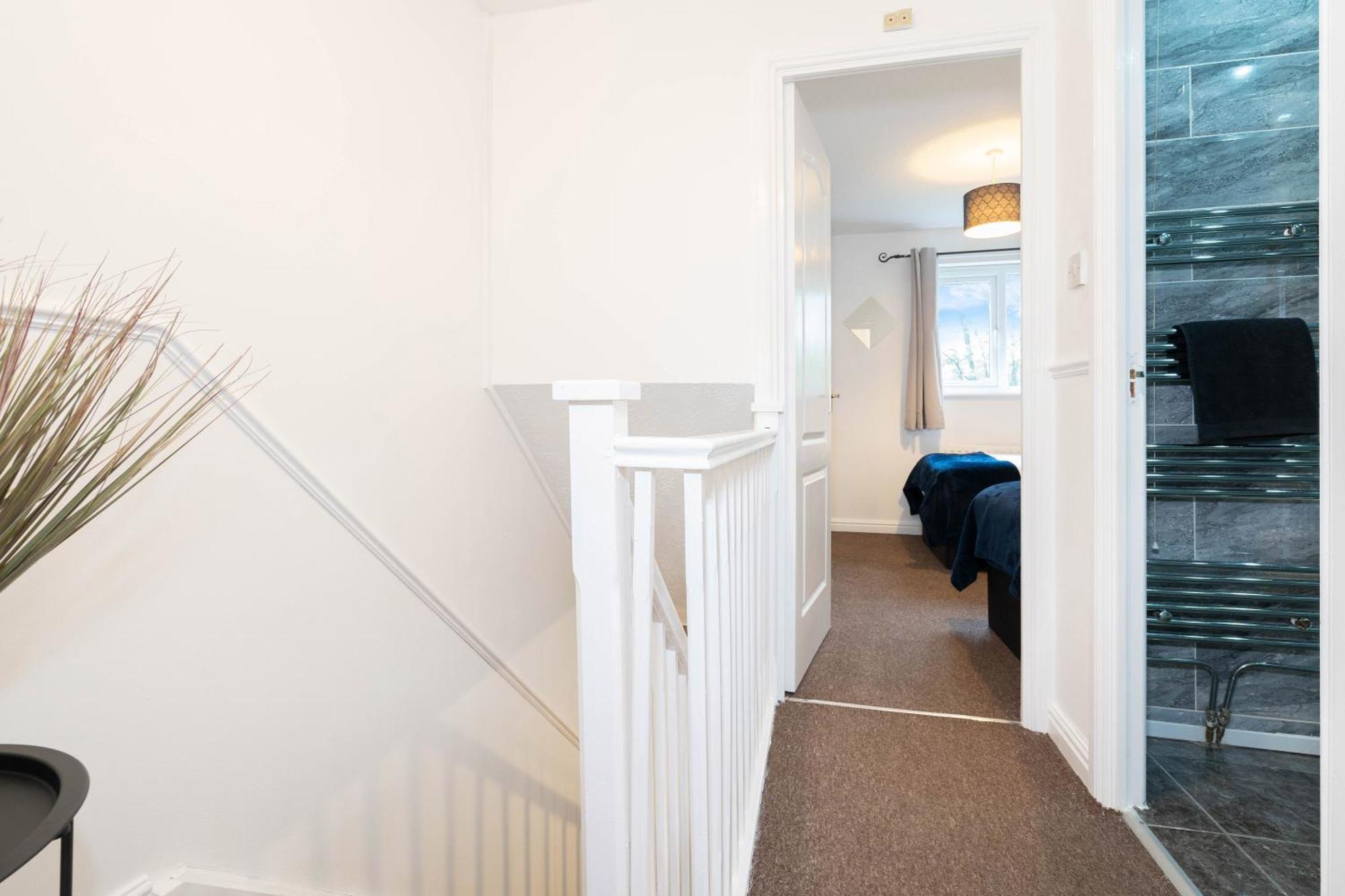 2 Bed-sleeps 4-private Garden- Free Parking Holiday home