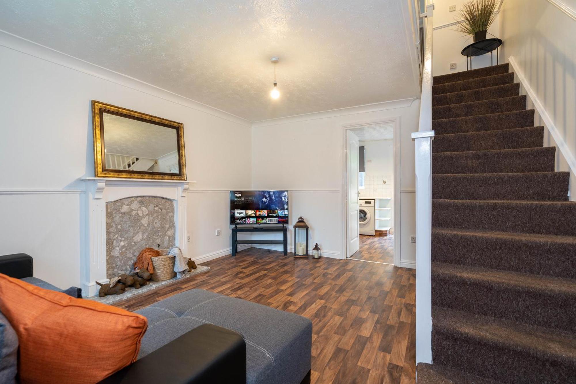 2 Bed-sleeps 4-private Garden- Free Parking Holiday home Birmingham
