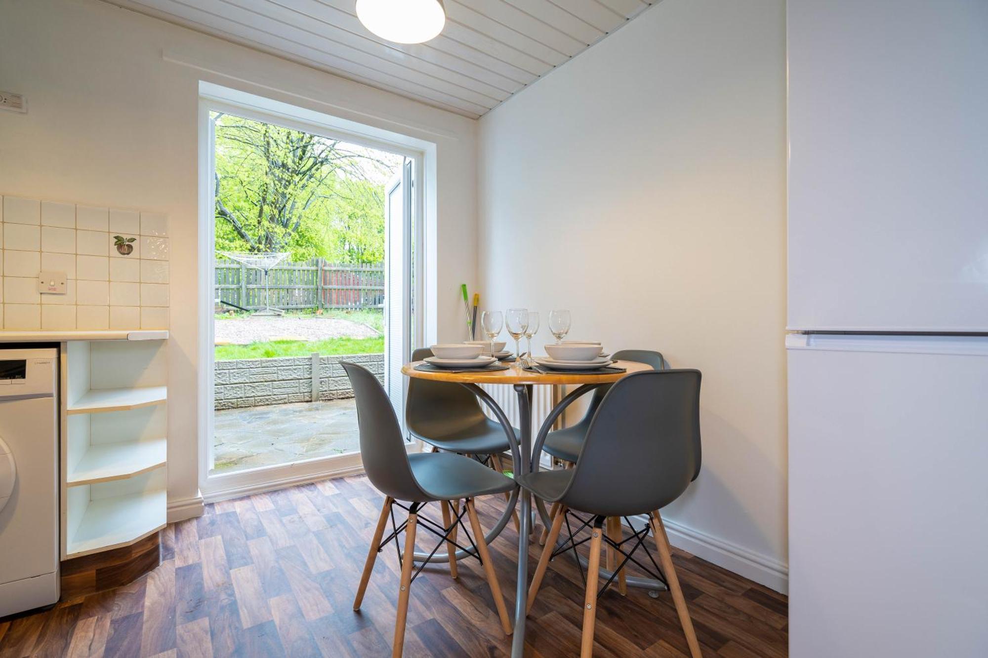 Holiday home 2 Bed-sleeps 4-private Garden- Free Parking