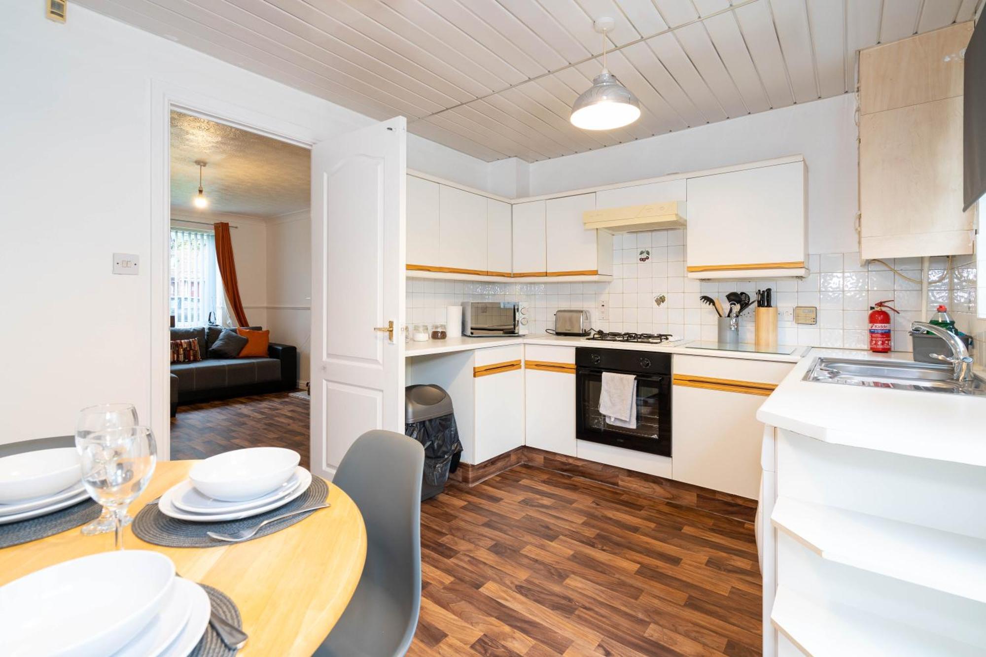 2 Bed-sleeps 4-private Garden- Free Parking * Birmingham