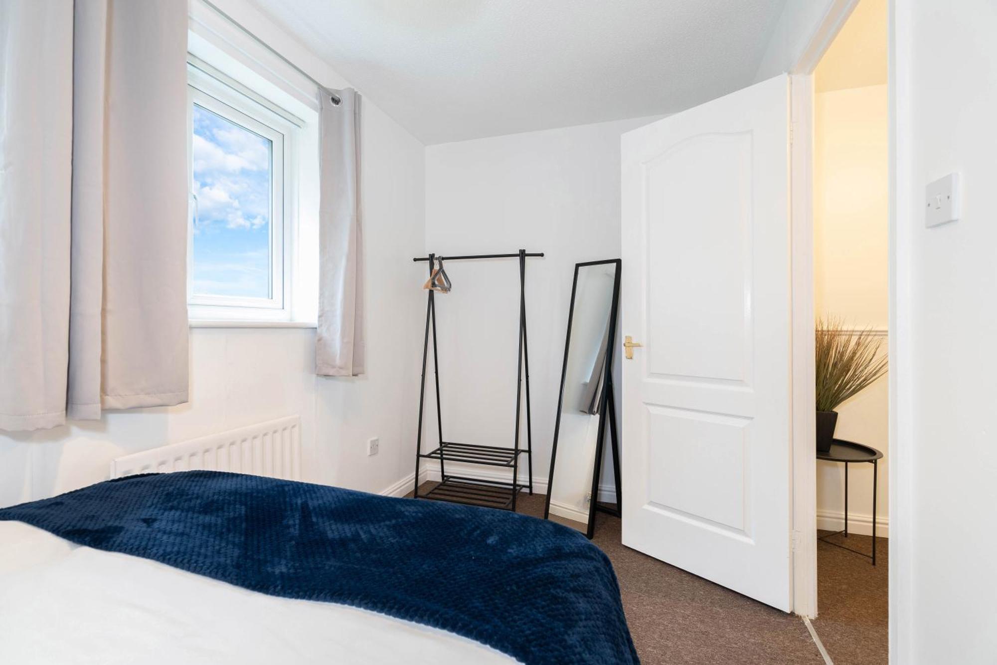 Holiday home 2 Bed-sleeps 4-private Garden- Free Parking