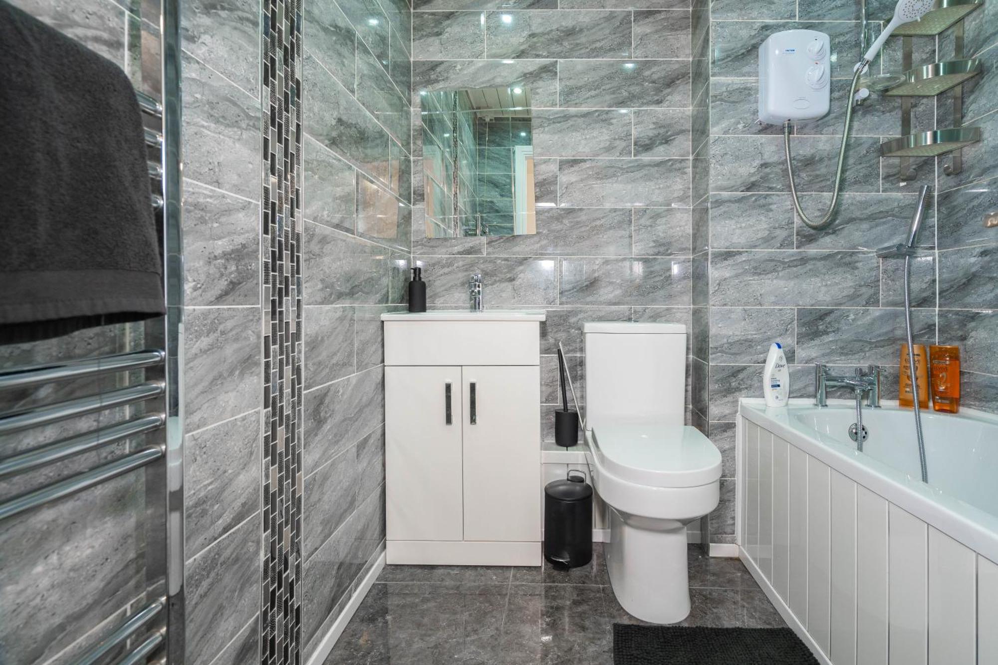 2 Bed-sleeps 4-private Garden- Free Parking *