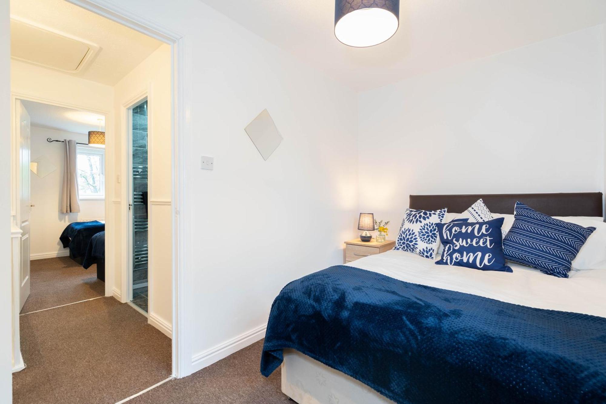 2 Bed-sleeps 4-private Garden- Free Parking